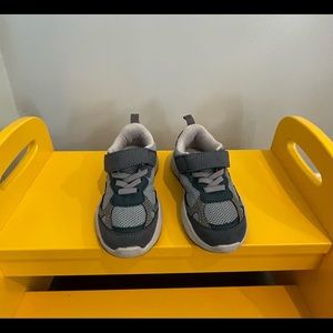 Boys, toddler grey velcro Zara sneakers. EU size 23 (US 7). new, never worn.